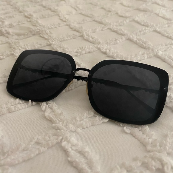 Black Square Fashion Sunglasses - Picture 4 of 4